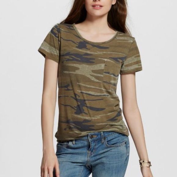 Zoe + Liv | Basic Pocket Camo Short Sleeve Tee, Small Small - Picture 3 of 10